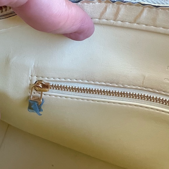 Louis Vuitton Vernis Reade PM Tote Yellow. Has lock on outer and inner zipper! - Picture 5 of 7